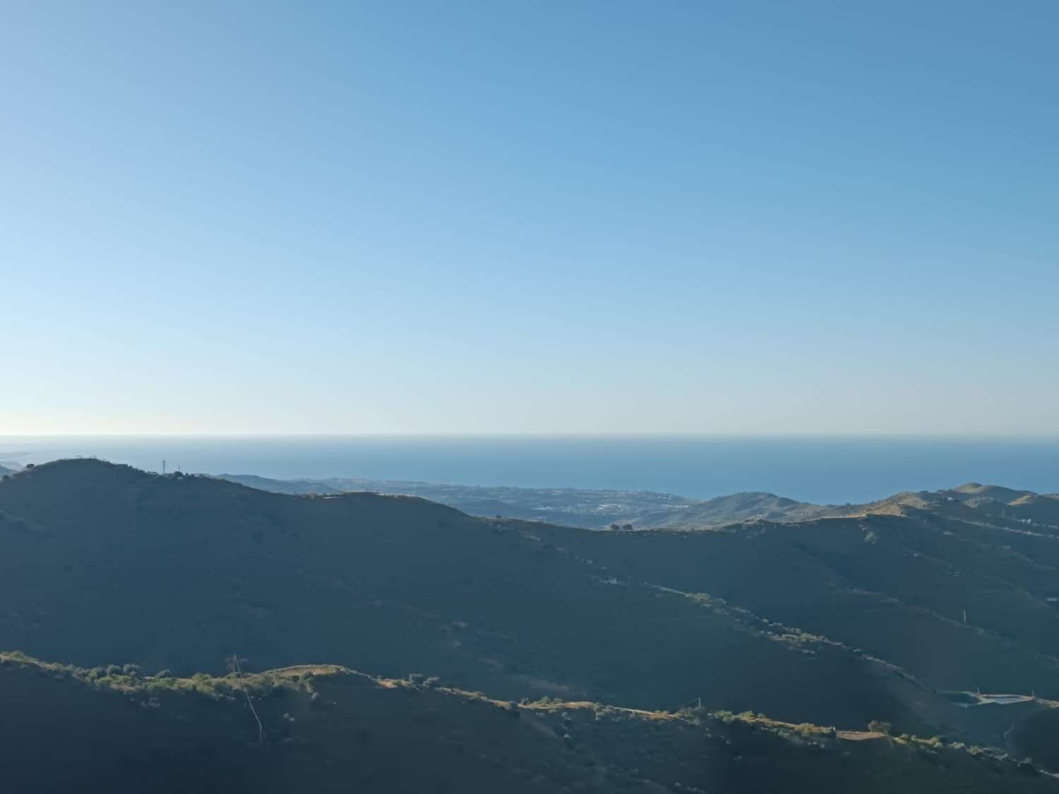 Tomt i Moclinejo med utsikt over havet og vannet