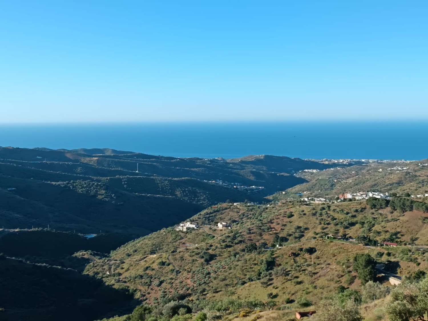 Tomt i Moclinejo med utsikt över havet och vattnet