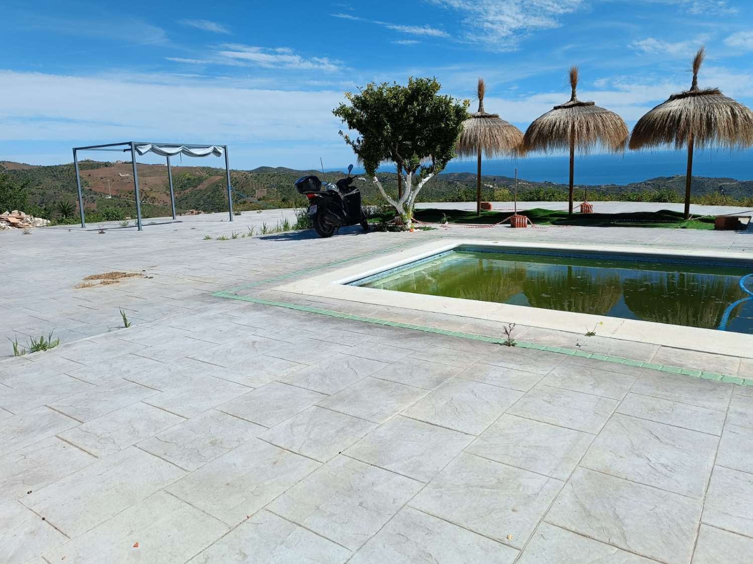 plot in moclinejo with tool storage, pool and sea views