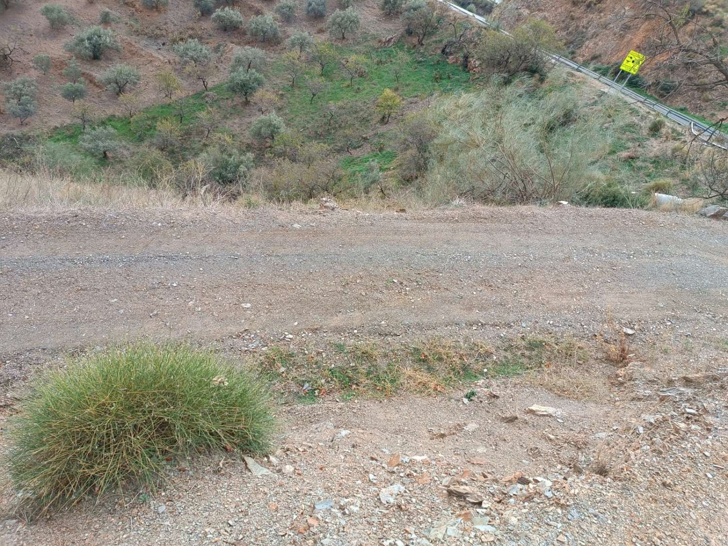 Terrain à Moclinejo (Los Palmas) à côté de la route