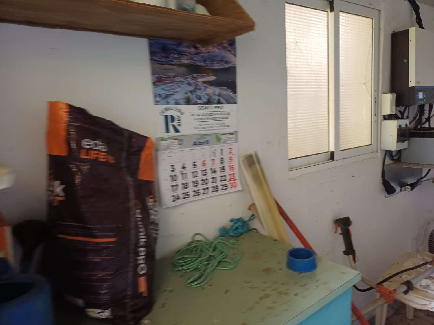 Parcela con almacen de aperos , agua , luz y aguacates