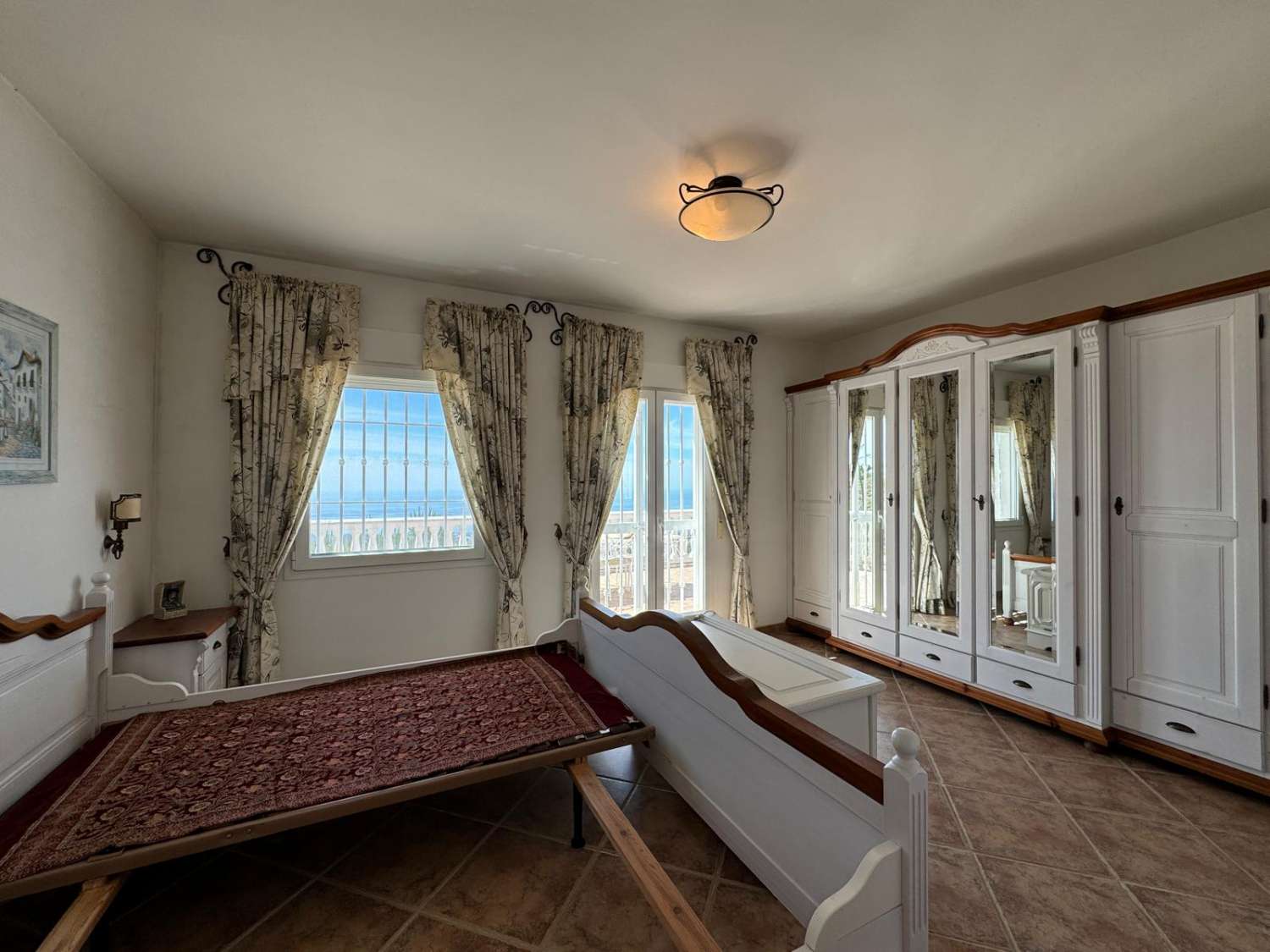 Chalet in Moclinejo met zwembad en uitzicht op zee