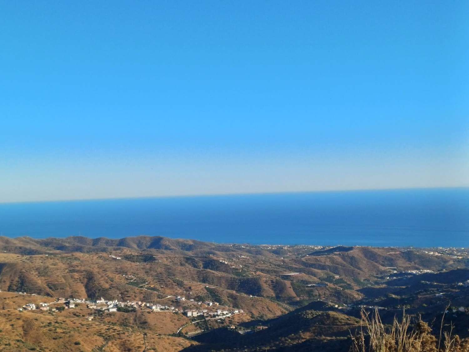 Terreno edificabile a Moclinejo con vista mare
