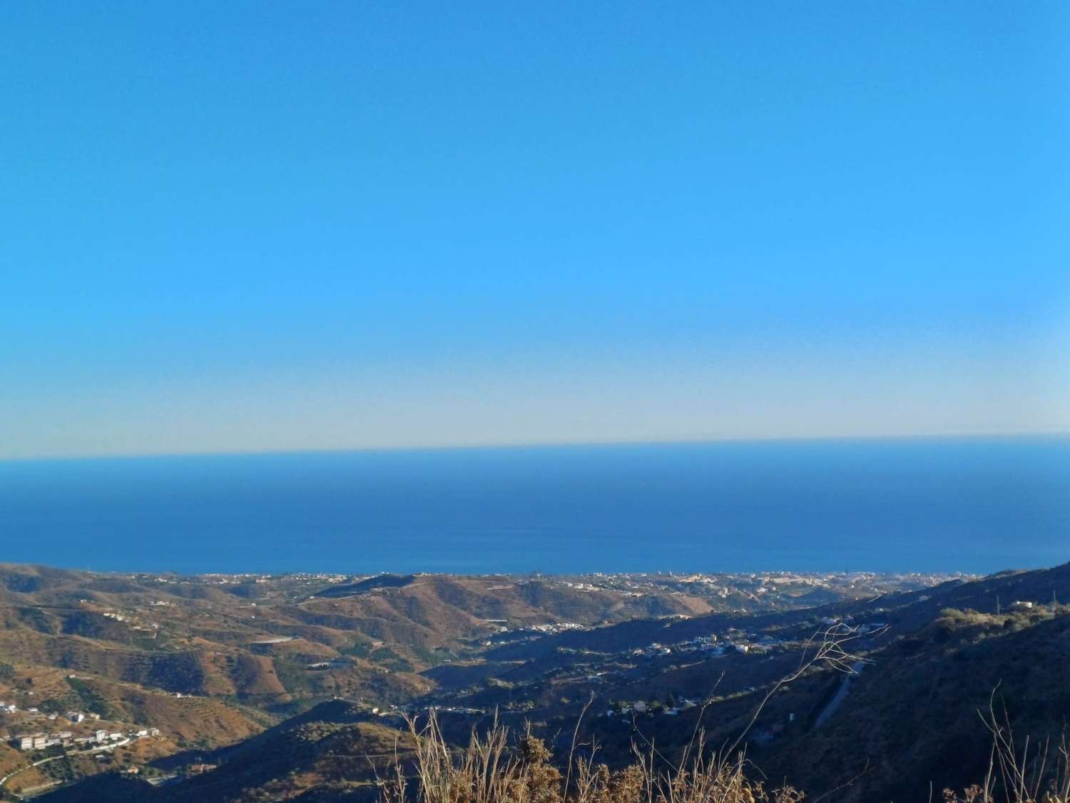 Terrain à Moclinejo avec vue sur mer