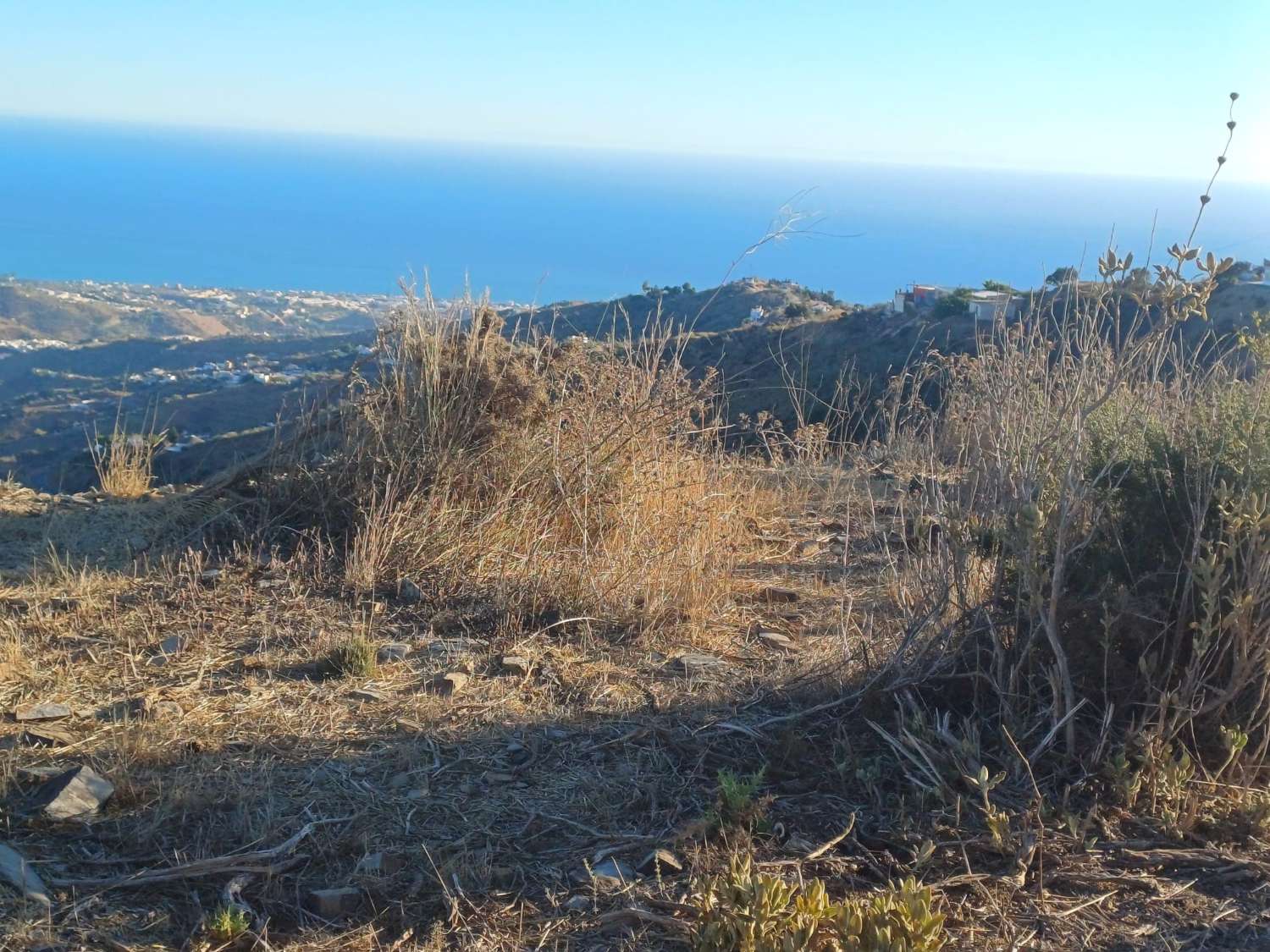 Terrain à Moclinejo avec vue sur mer