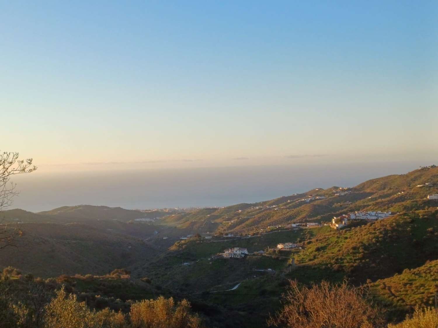 Terrain constructible à Moclinejo avec vue sur mer