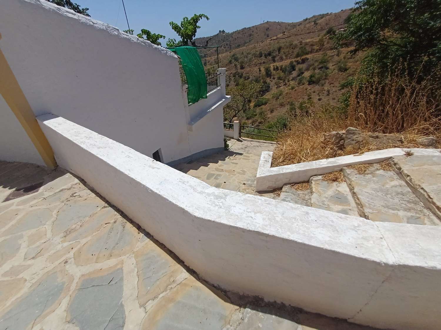 Solar en vallejos(macharaviaya) con vistas al mar