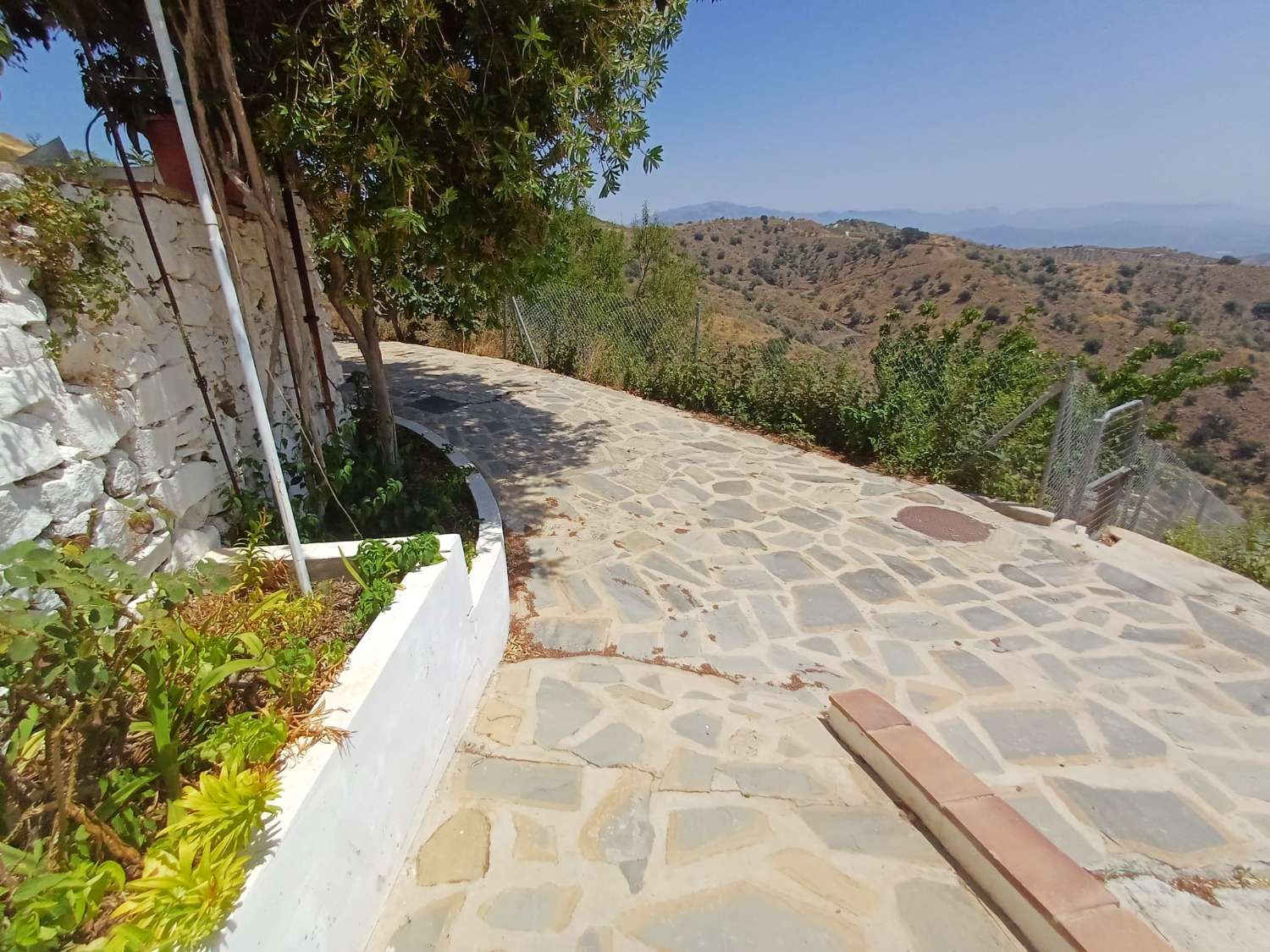 Solar en vallejos(macharaviaya) con vistas al mar