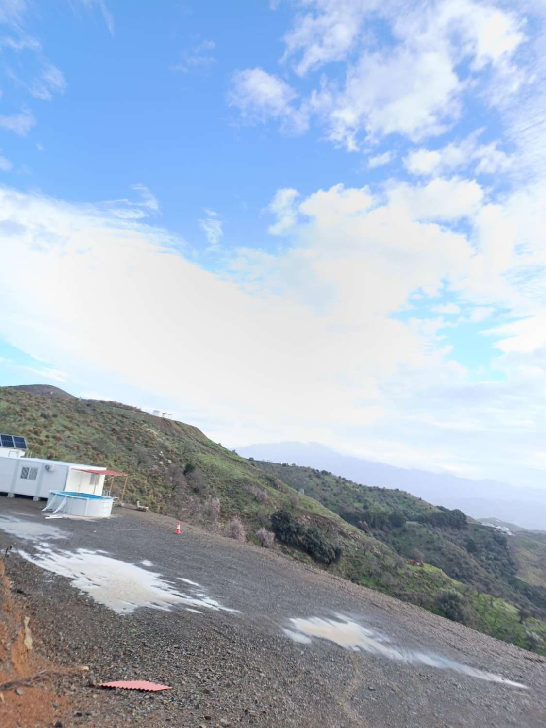 Parcela con casa  prefabricada en moclinejo