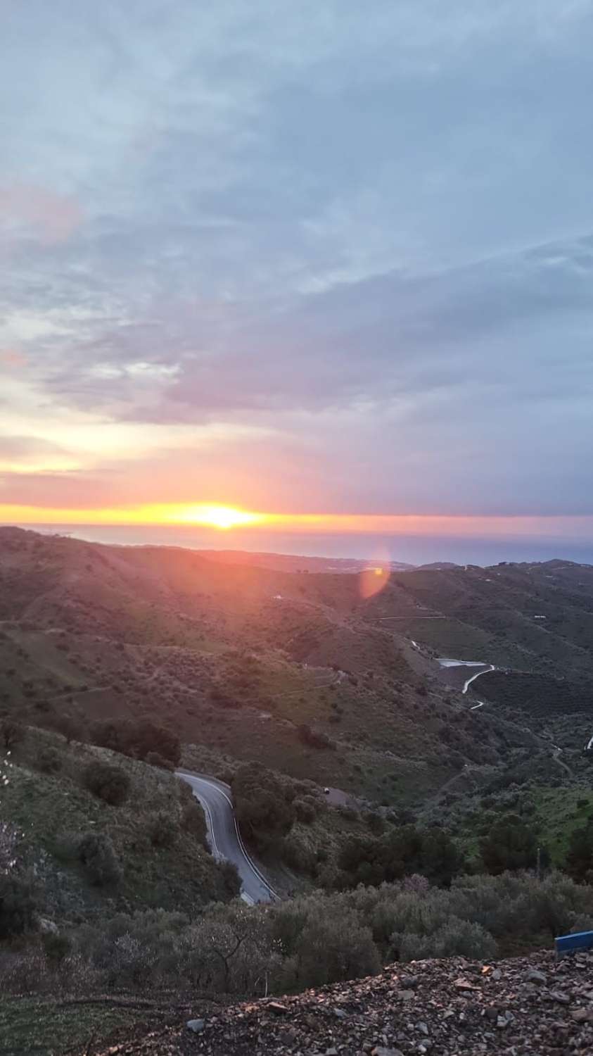Parcela con casa  prefabricada en moclinejo