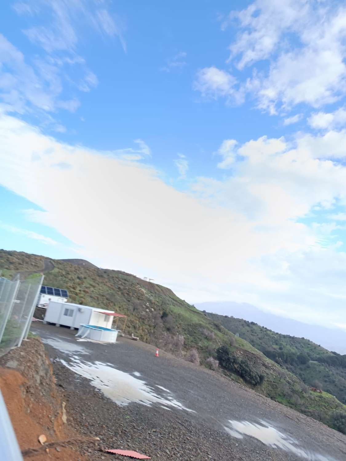 Parcela con casa  prefabricada en moclinejo