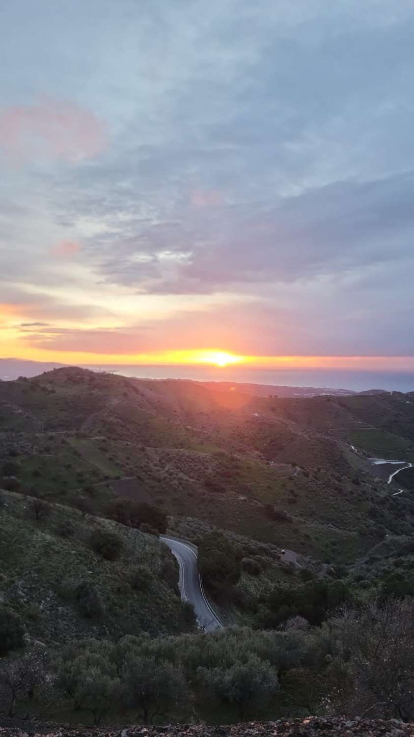 Parcela con casa  prefabricada en moclinejo