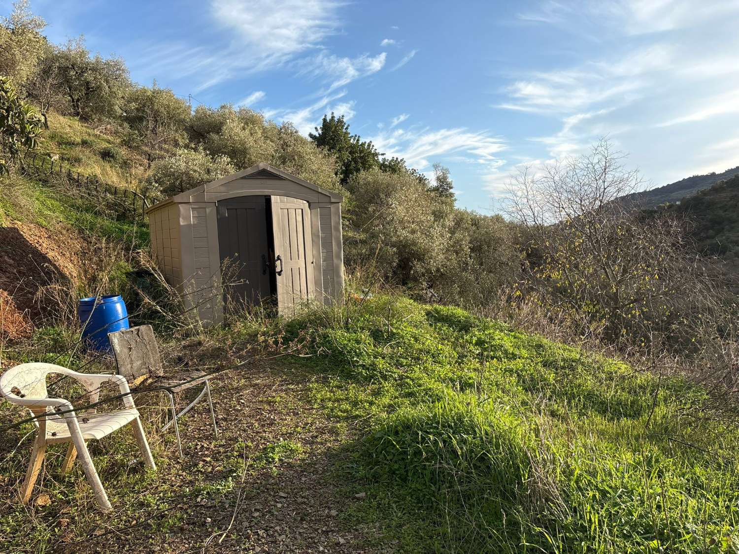 Plot with house in Olias