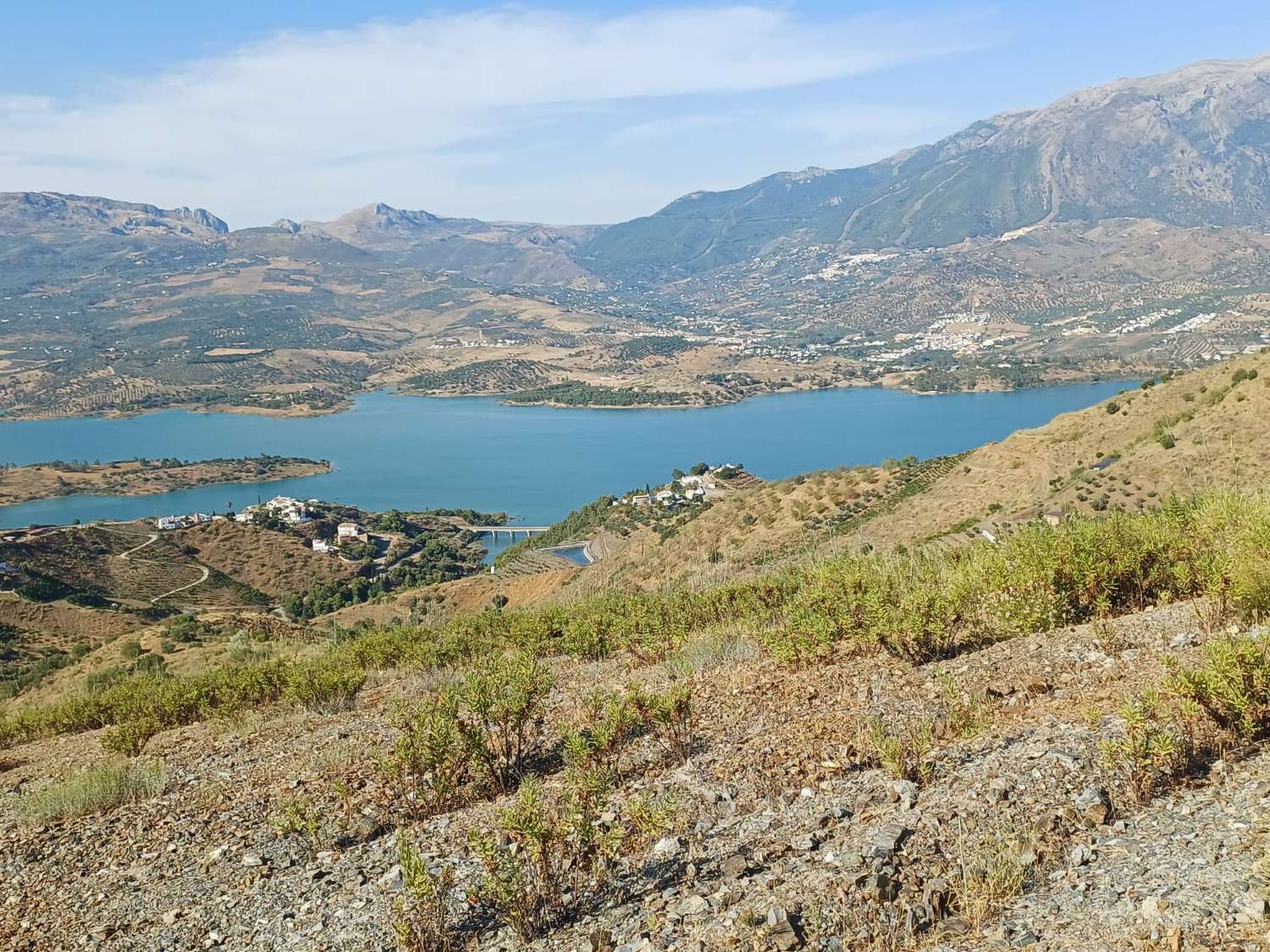 Terrain à La Viñuela avec vue sur le réservoir
