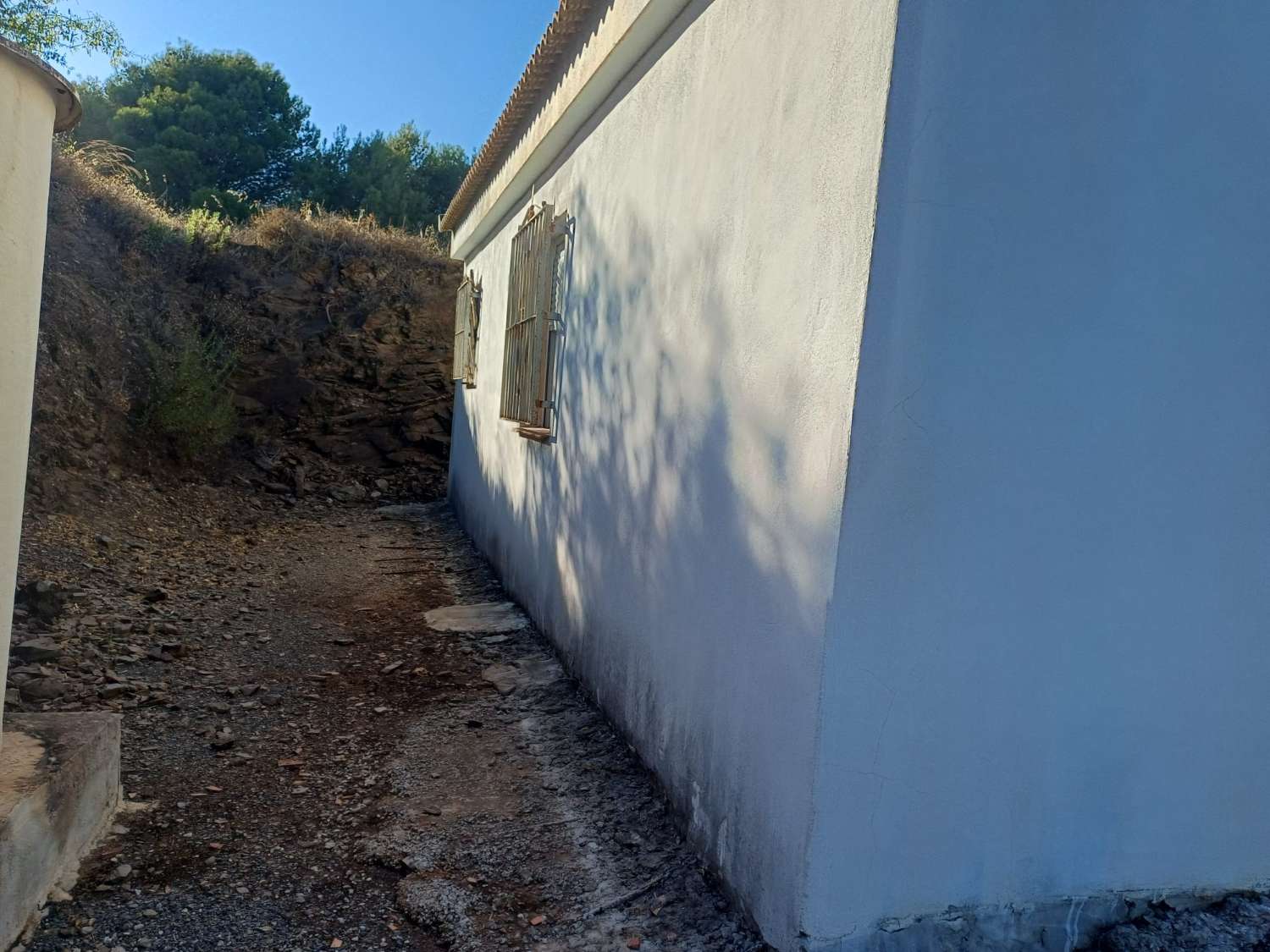 Parcela con casa de campo sin terminar  en almachar