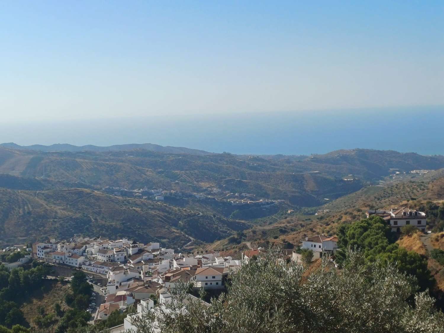 Rustic plot in Moclinejo with sea views