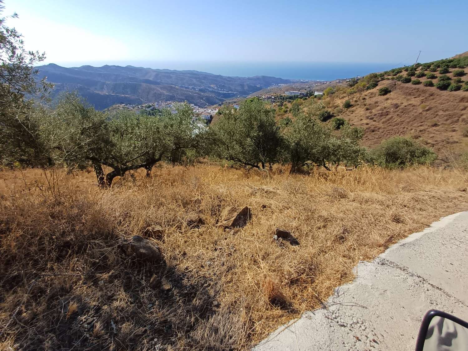 Rustic plot in Moclinejo with sea views