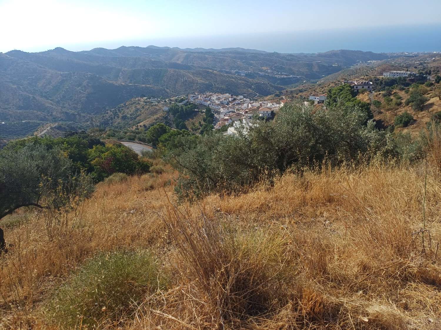 Rustic plot in Moclinejo with sea views