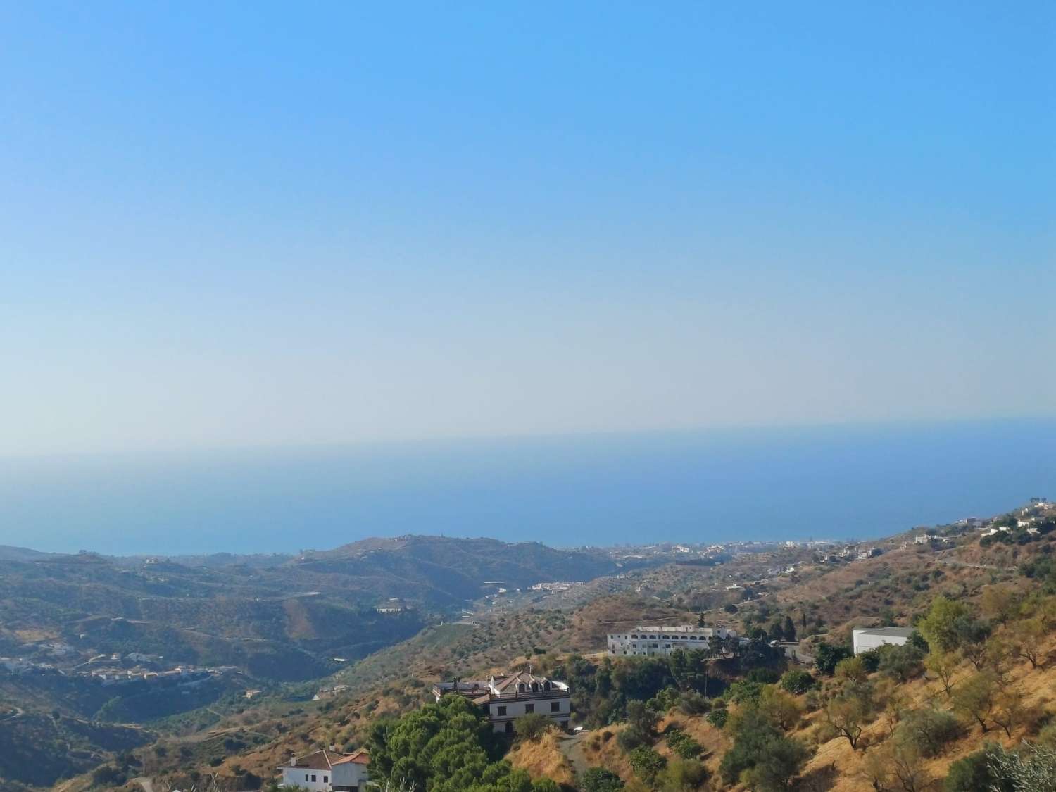 Rustic plot in Moclinejo with sea views