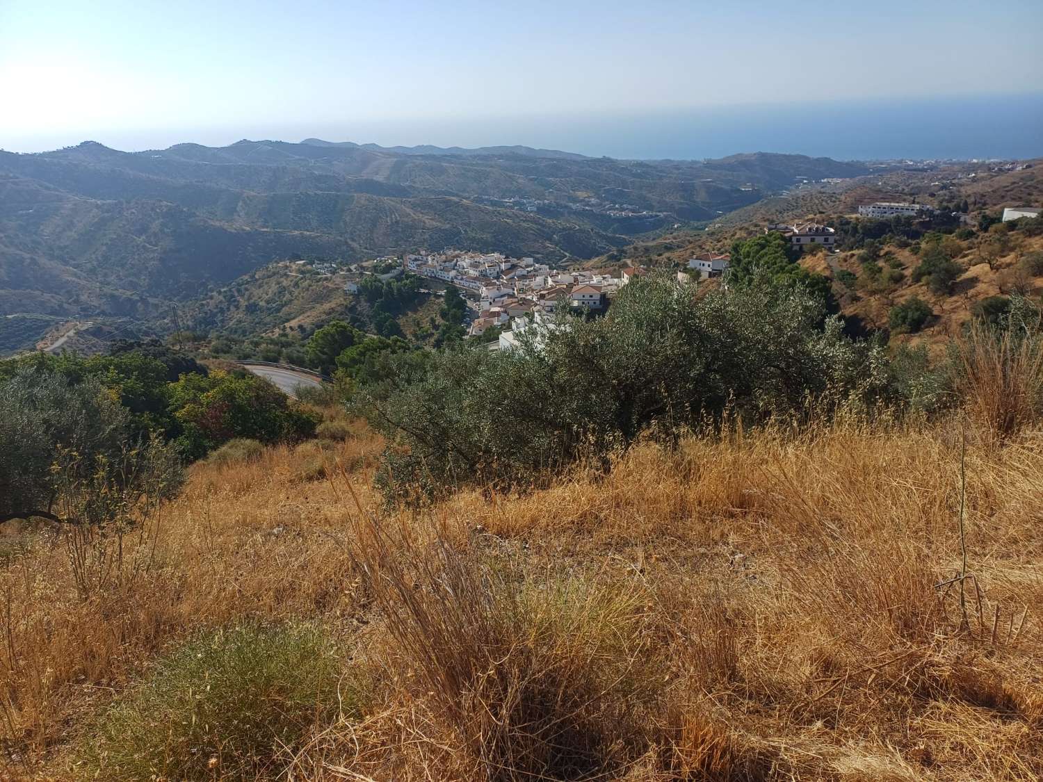 Rustic plot in Moclinejo with sea views