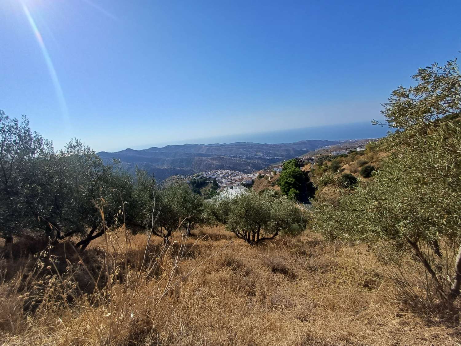 Rustic plot in Moclinejo with sea views