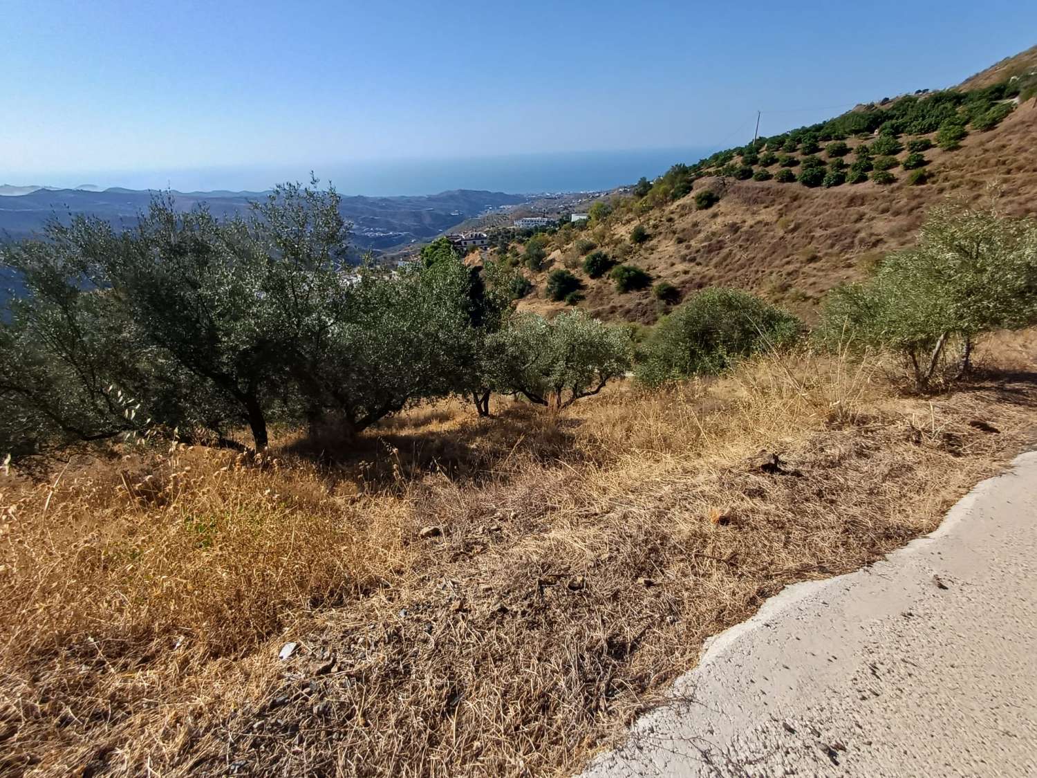 Rustic plot in Moclinejo with sea views