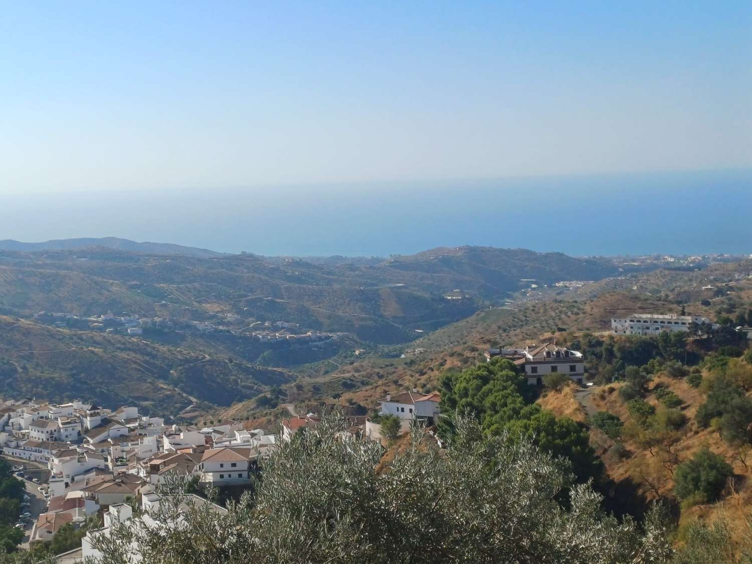 Rustic plot in Moclinejo with sea views