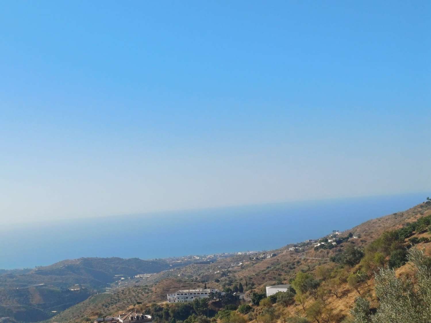 Rustic plot in Moclinejo with sea views