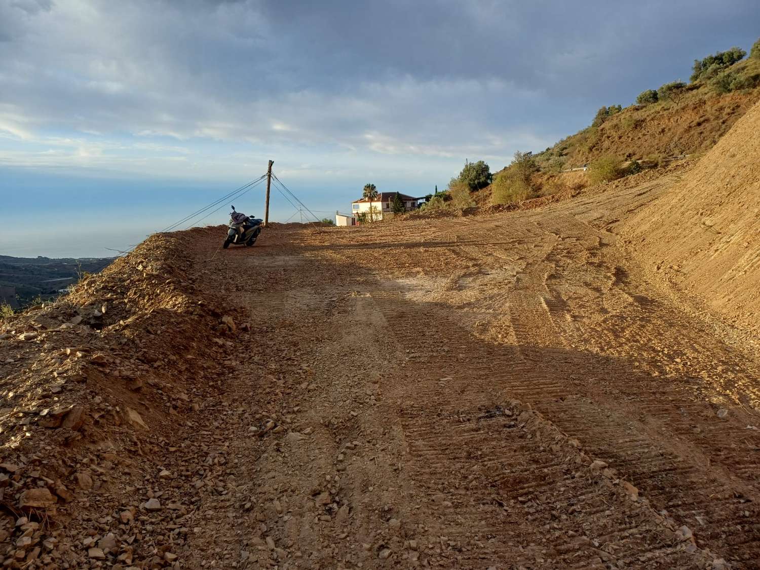 Parcela en moclinejo con agua y vistas al mar