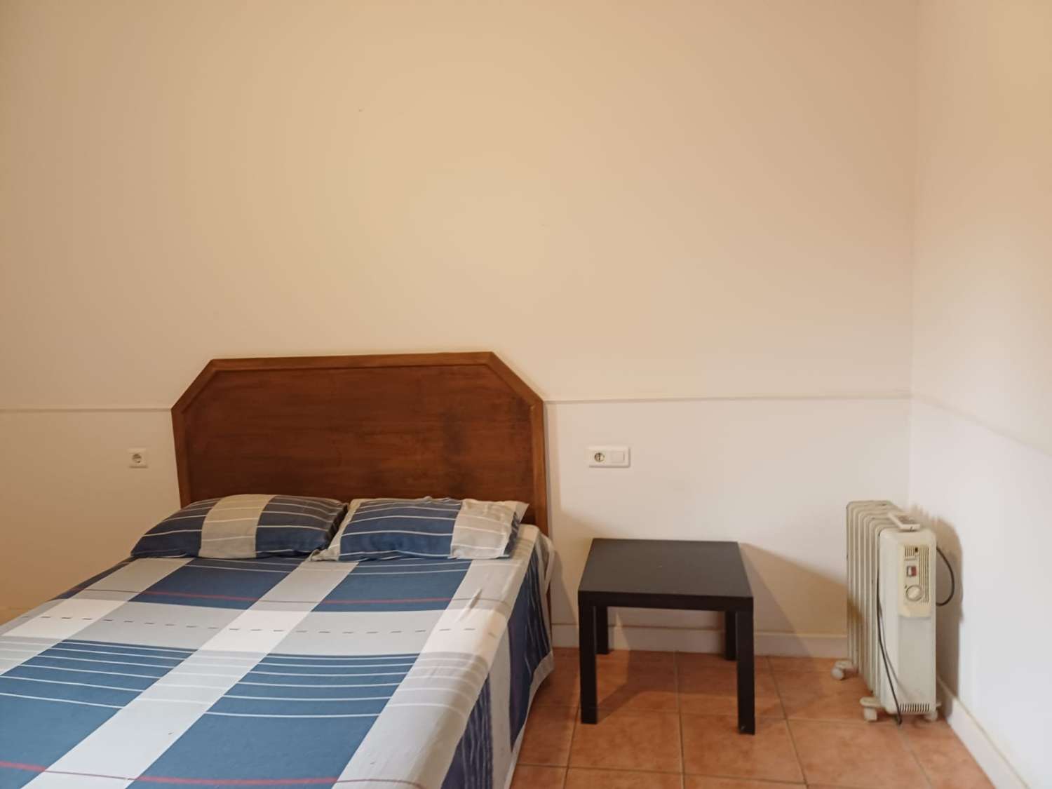 Complesso residenziale in ardesia con 5 case e piscina.