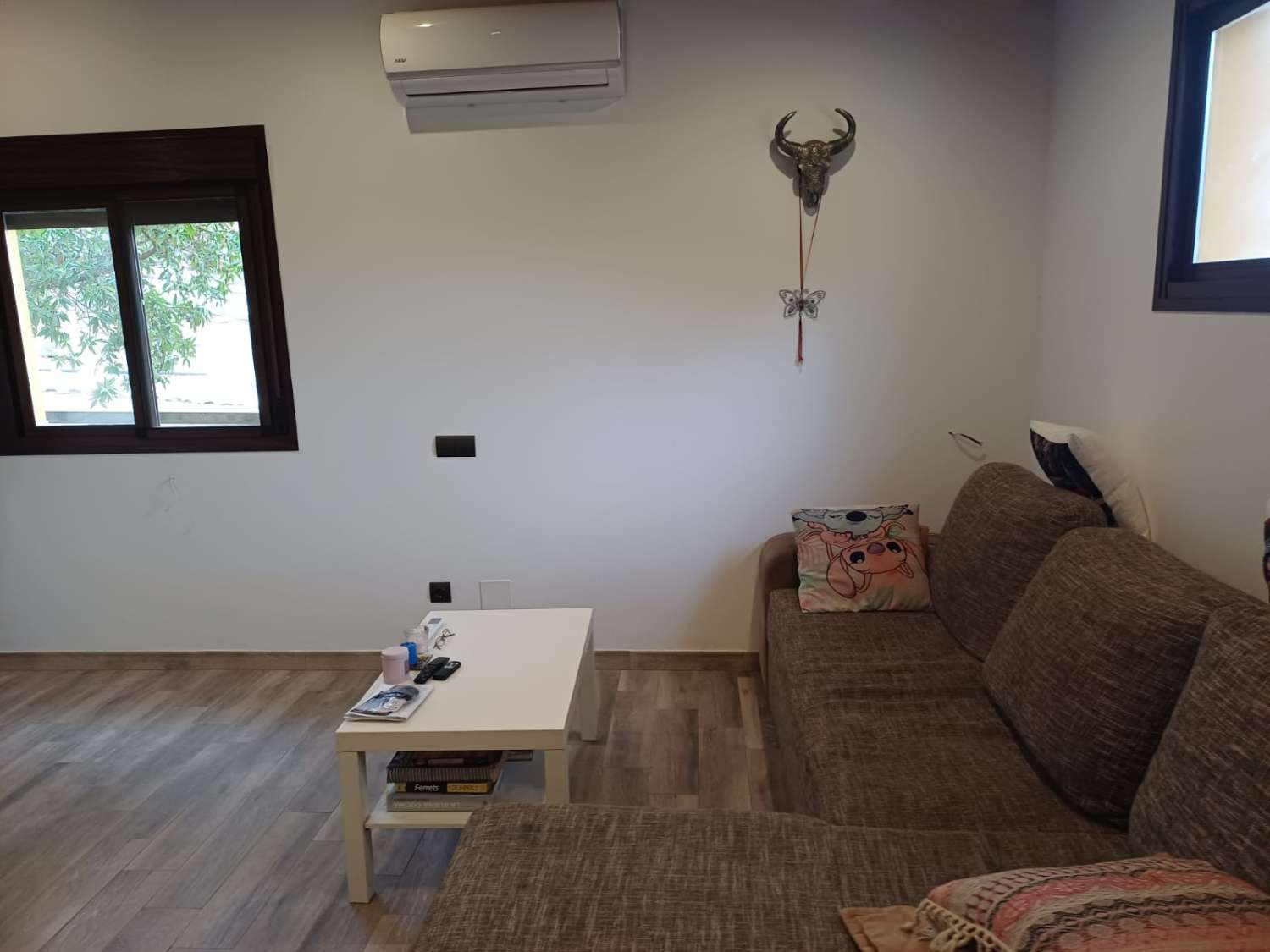 Complesso residenziale in ardesia con 5 case e piscina.