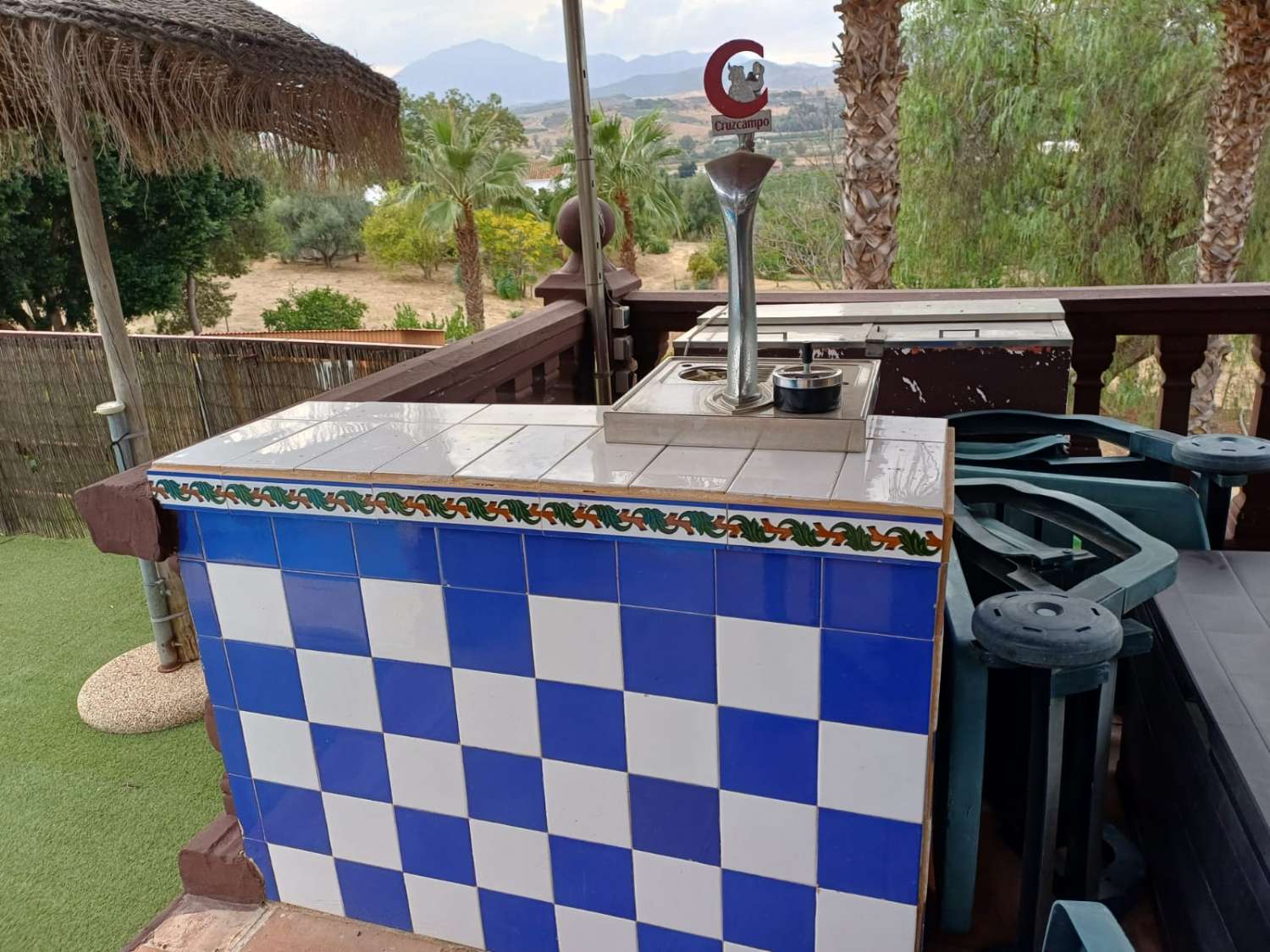 Complesso residenziale in ardesia con 5 case e piscina.