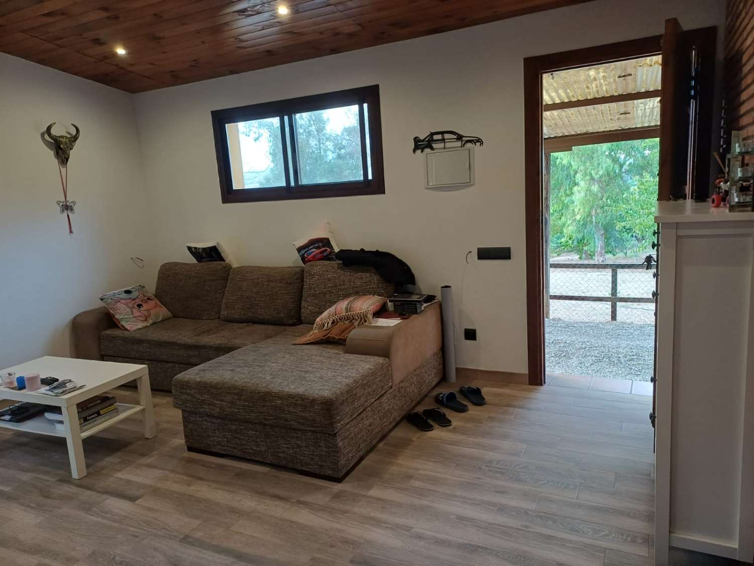 Complesso residenziale in ardesia con 5 case e piscina.