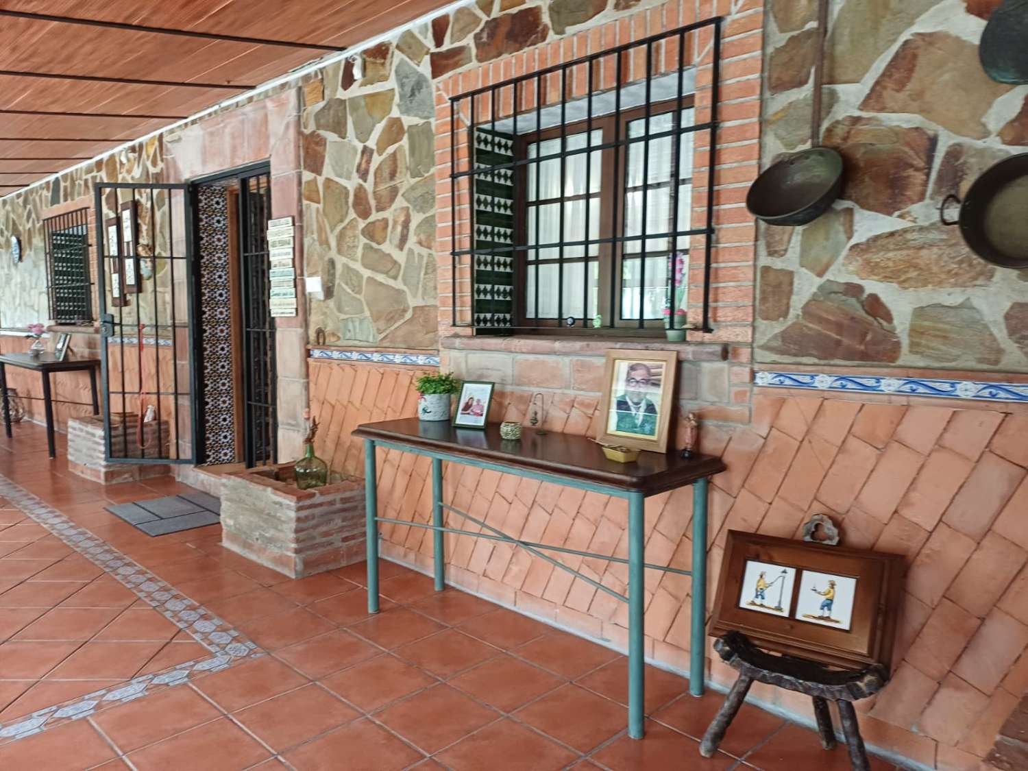 Complesso residenziale in ardesia con 5 case e piscina.
