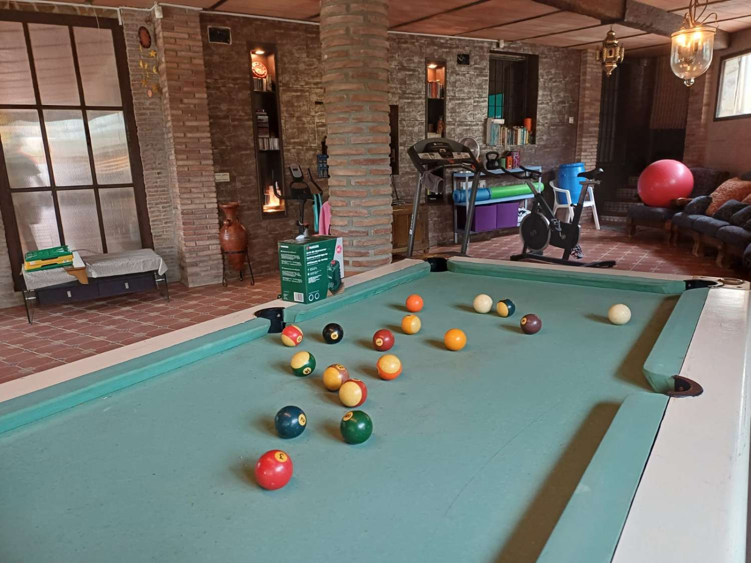 Complesso residenziale in ardesia con 5 case e piscina.