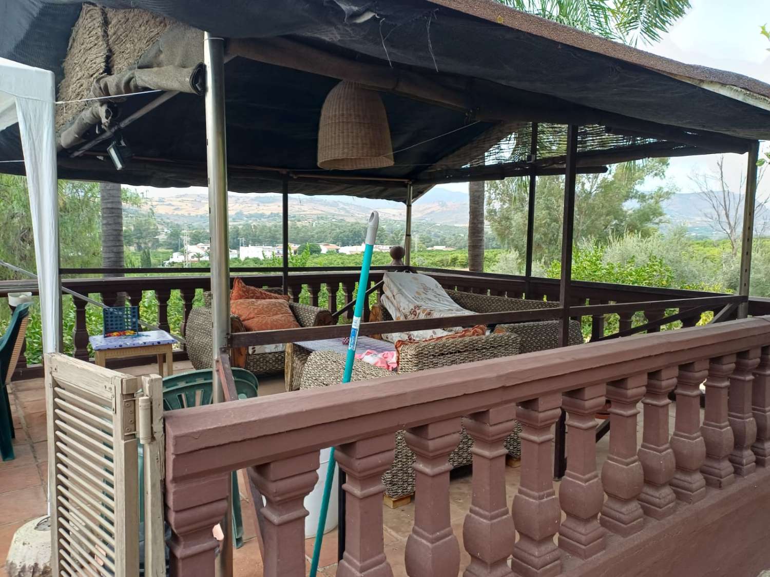 Complesso residenziale in ardesia con 5 case e piscina.