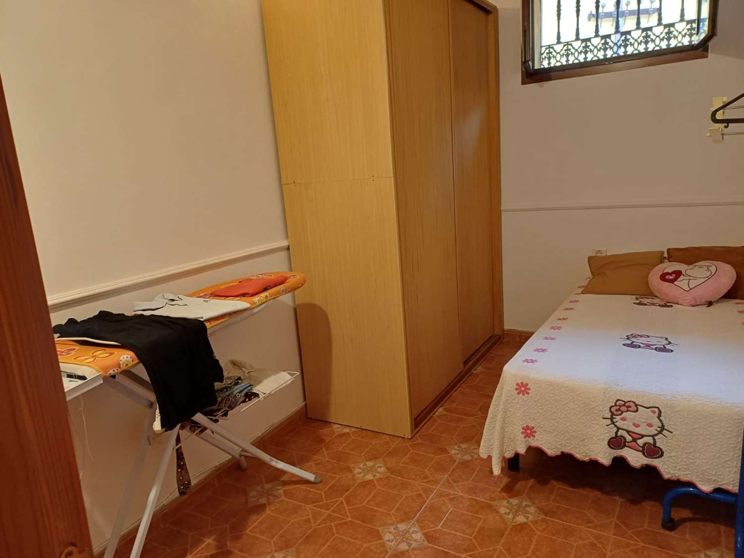 Complesso residenziale in ardesia con 5 case e piscina.