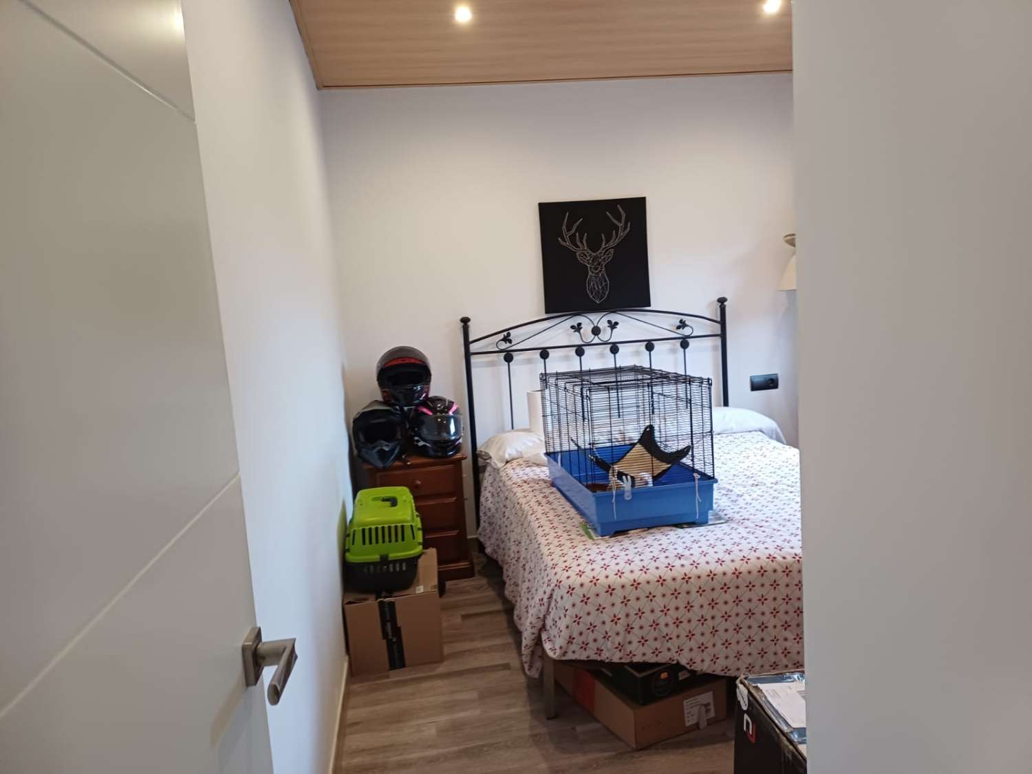 Complesso residenziale in ardesia con 5 case e piscina.