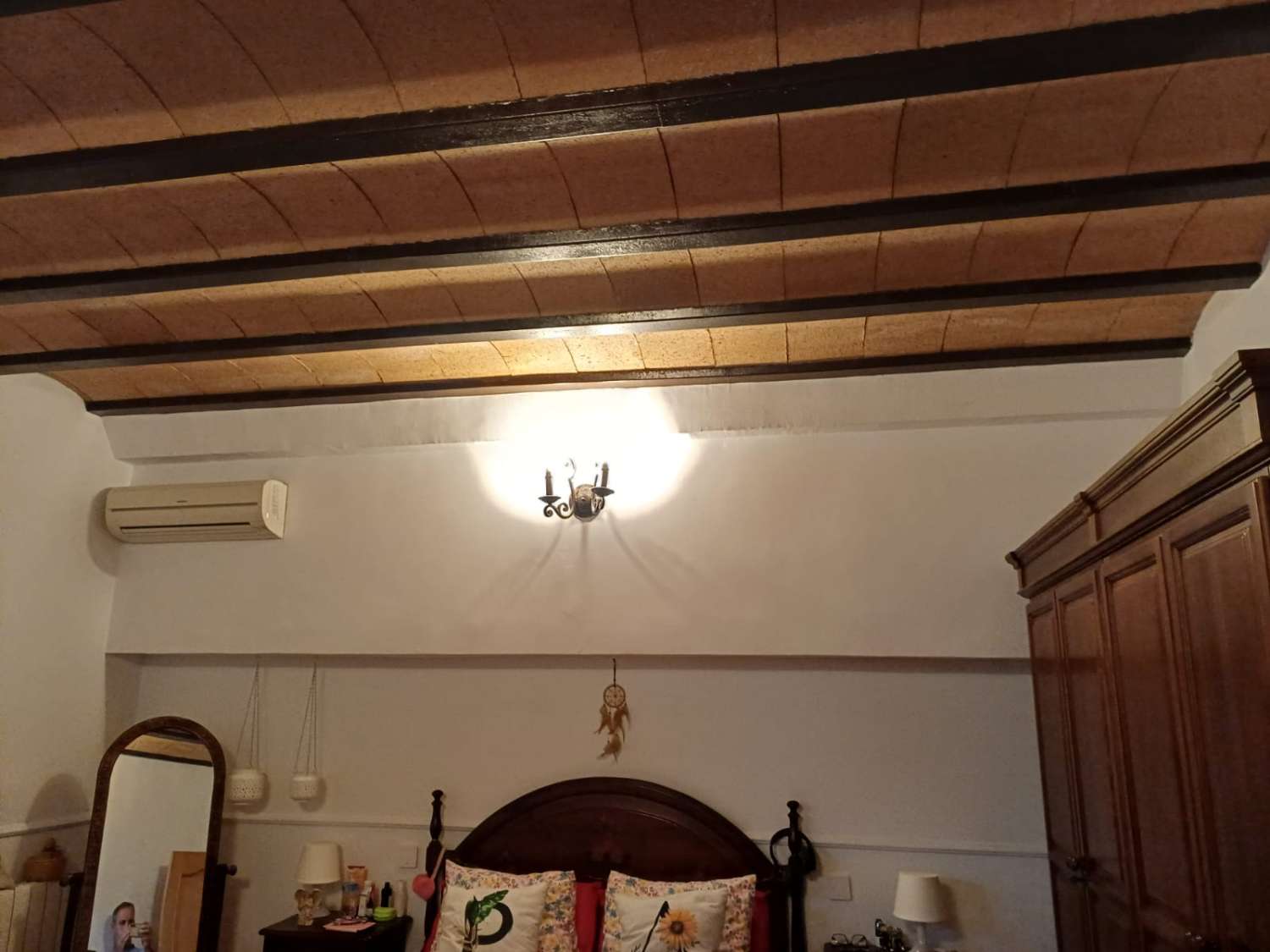 Complesso residenziale in ardesia con 5 case e piscina.
