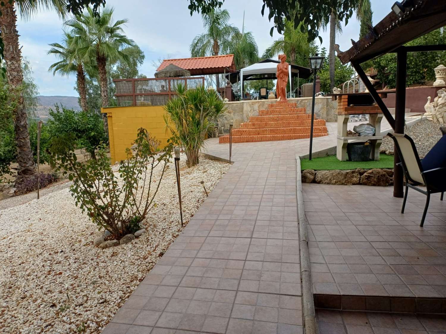 Complesso residenziale in ardesia con 5 case e piscina.