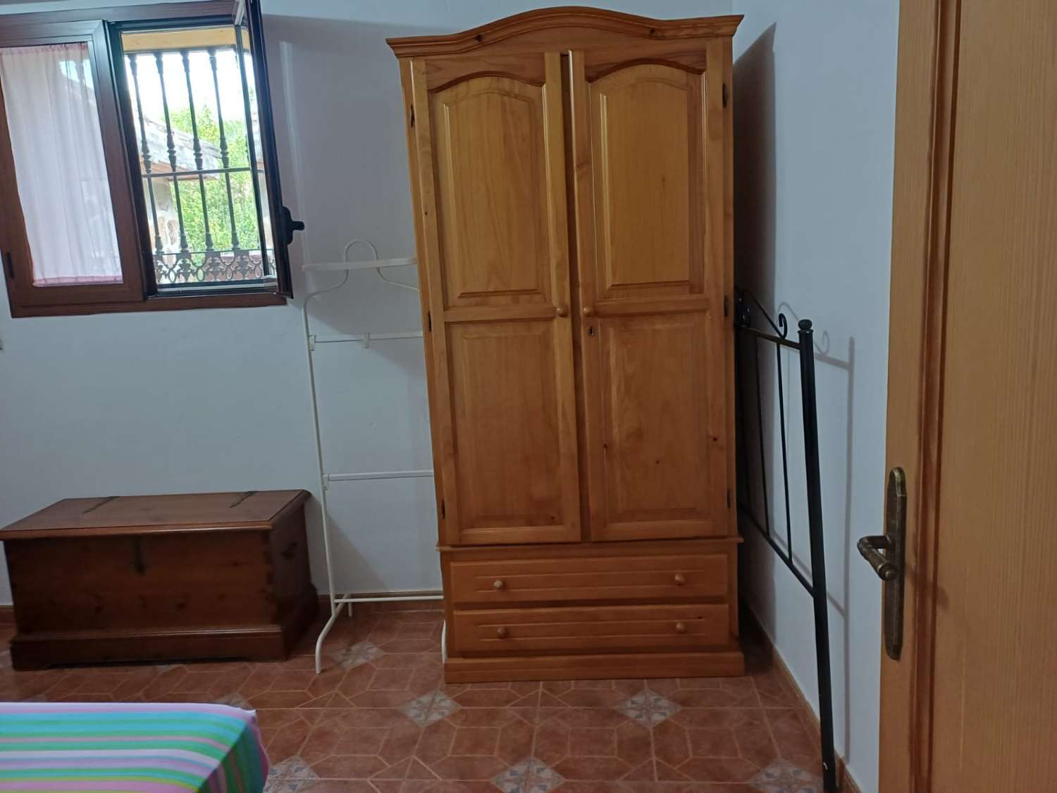 Complesso residenziale in ardesia con 5 case e piscina.