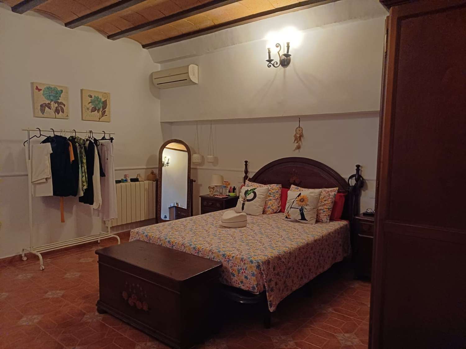 Complesso residenziale in ardesia con 5 case e piscina.