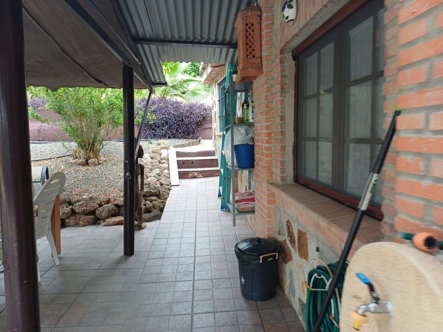 Complesso residenziale in ardesia con 5 case e piscina.