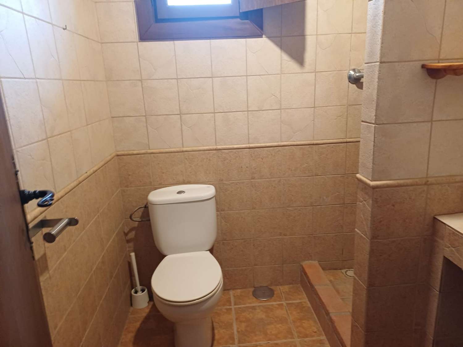 Complesso residenziale in ardesia con 5 case e piscina.