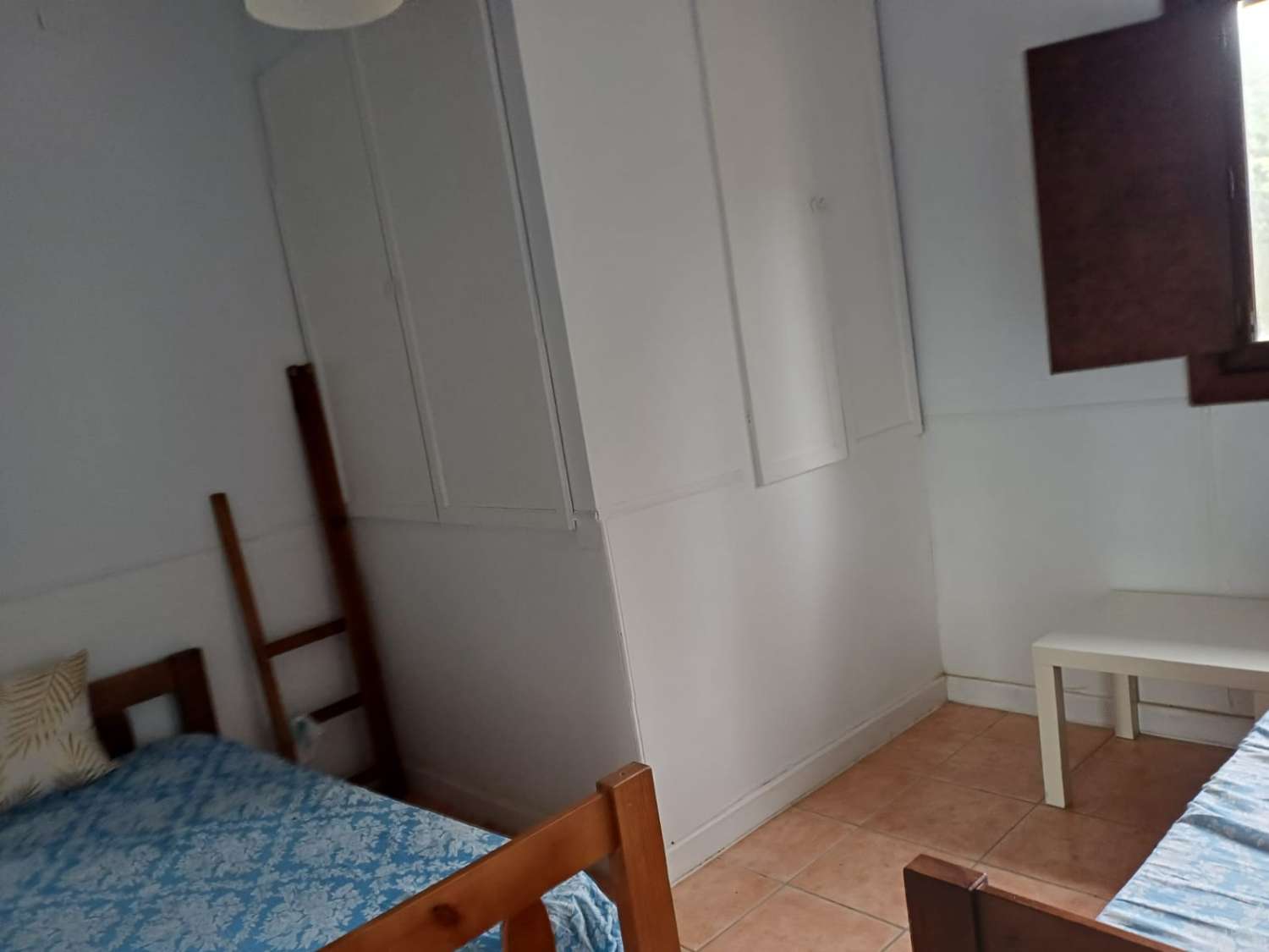 Complesso residenziale in ardesia con 5 case e piscina.