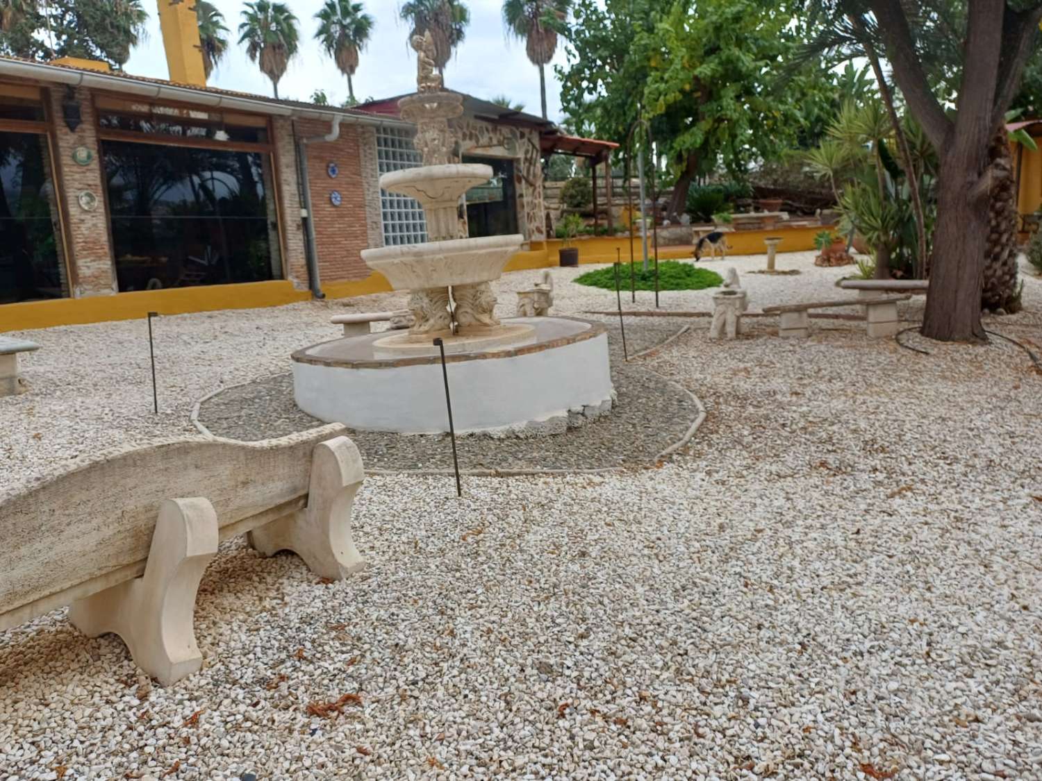 Complesso residenziale in ardesia con 5 case e piscina.