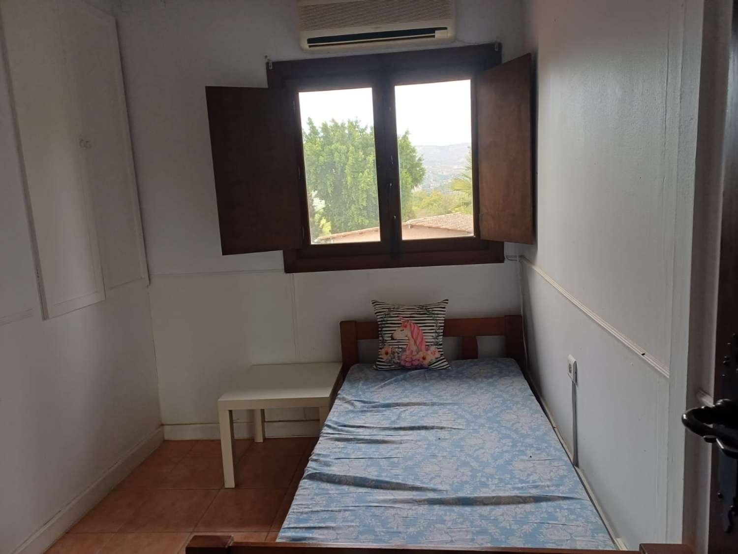 Complesso residenziale in ardesia con 5 case e piscina.