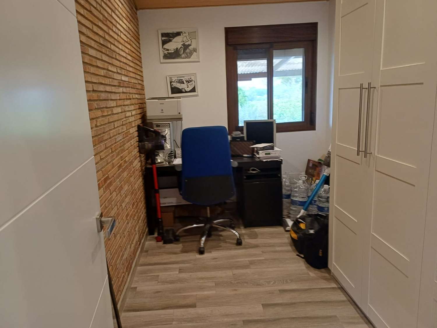 Complesso residenziale in ardesia con 5 case e piscina.