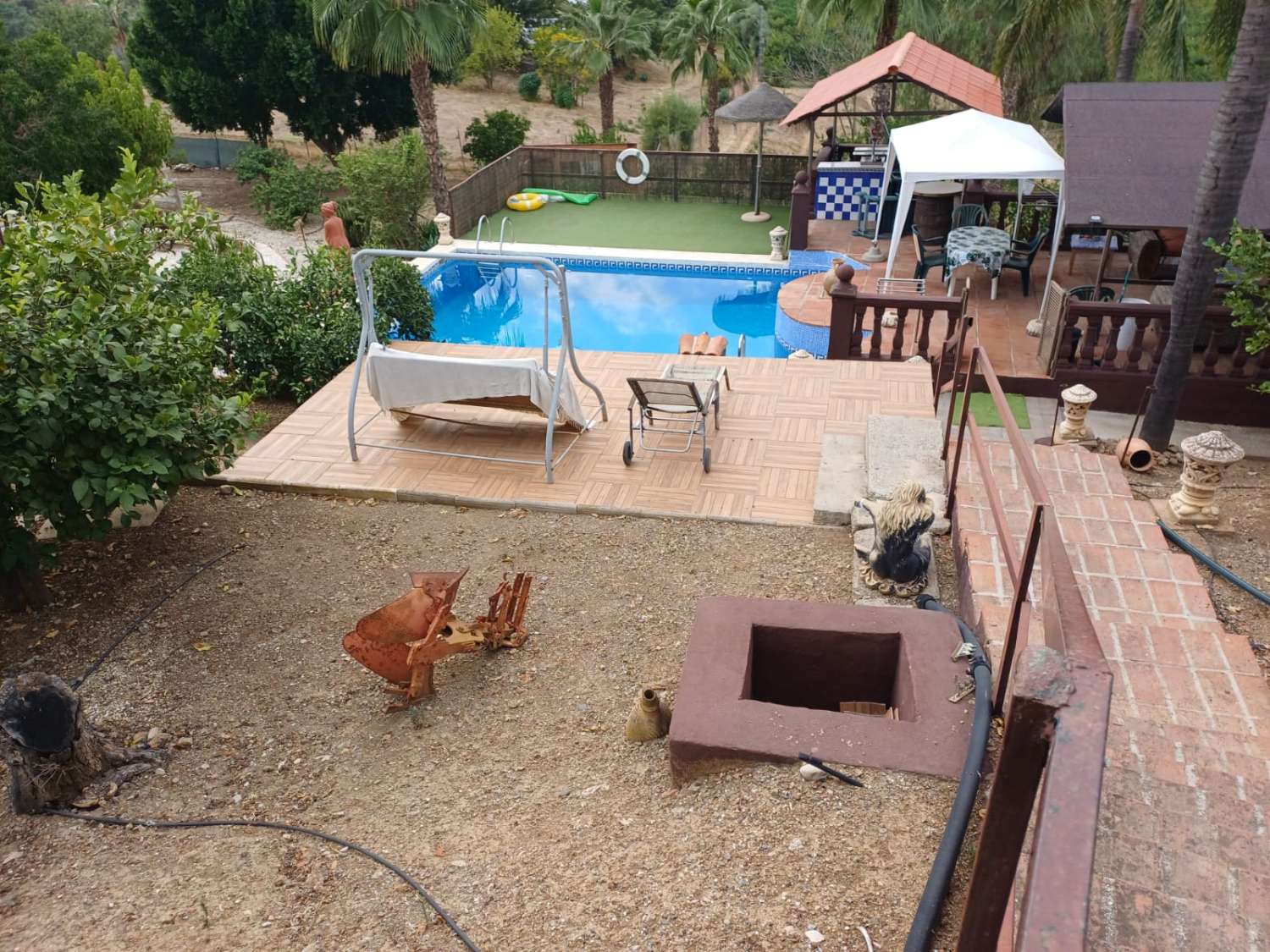 Complesso residenziale in ardesia con 5 case e piscina.