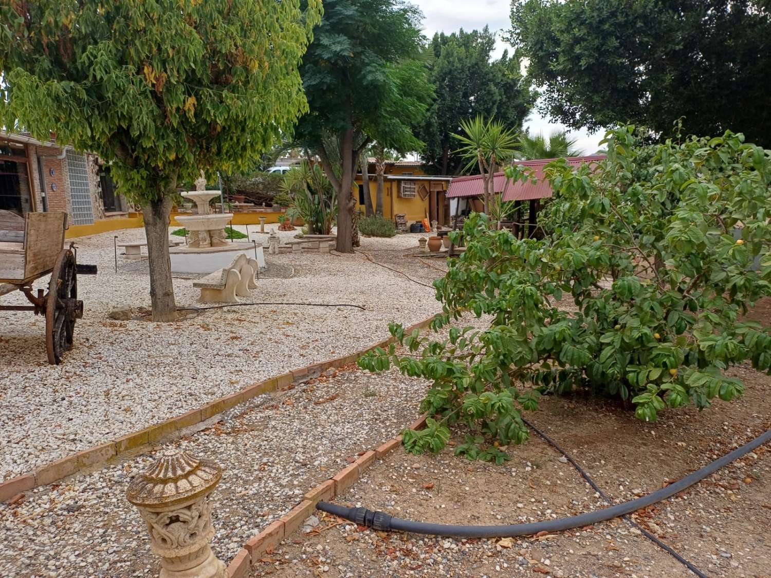 Complesso residenziale in ardesia con 5 case e piscina.